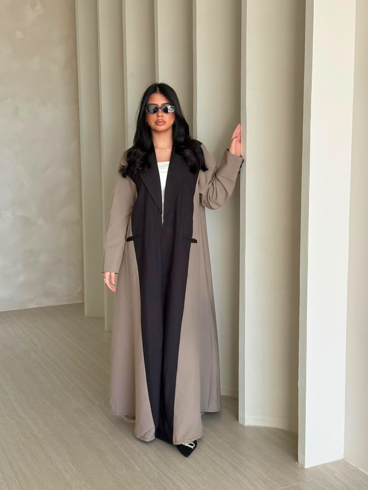 Taupe & Noir Lapel Abaya